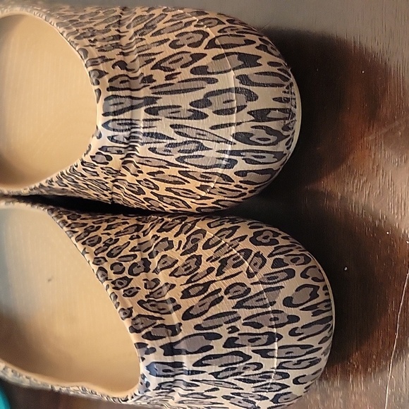 Crocs Women’s Shoe Cap Toe Leopard Print - Picture 4 of 5